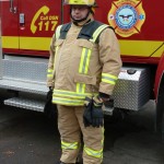 Ein Firefighter mit seiner persönlichen Schutzausrüstung