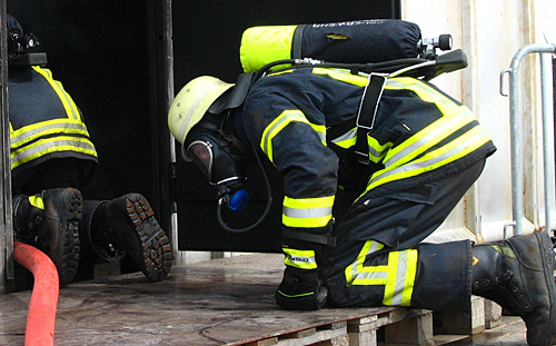 Atemschutzgeräteträger beim Vorgehen in Brandraum