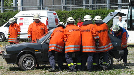 Feuerwehrleute bei der Unfallrettung