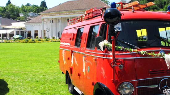 Historisches Feuerwehrfahrzeug vor dem Kurhaus in Baden-Baden.