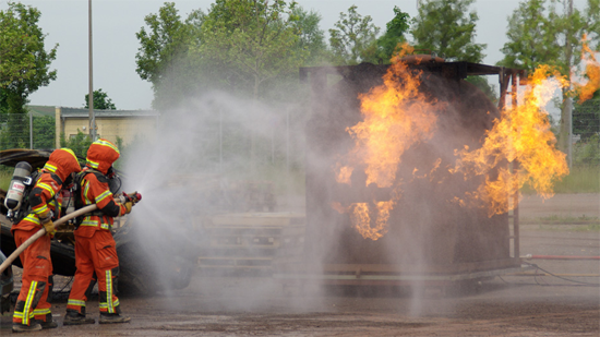 Feuerwehrleute beim Löschen eines Brandes