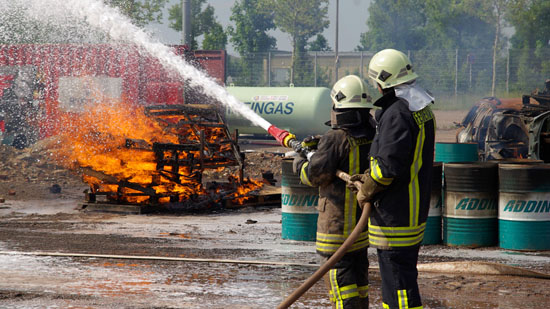 Feuerwehrleute beim Löschen